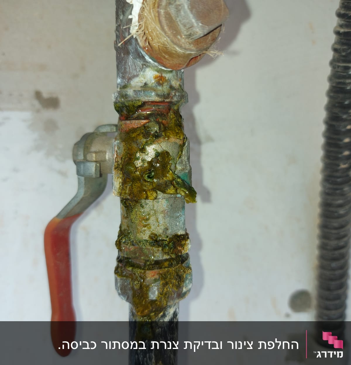 צינור חלוד עם ברז דולף וחלודה